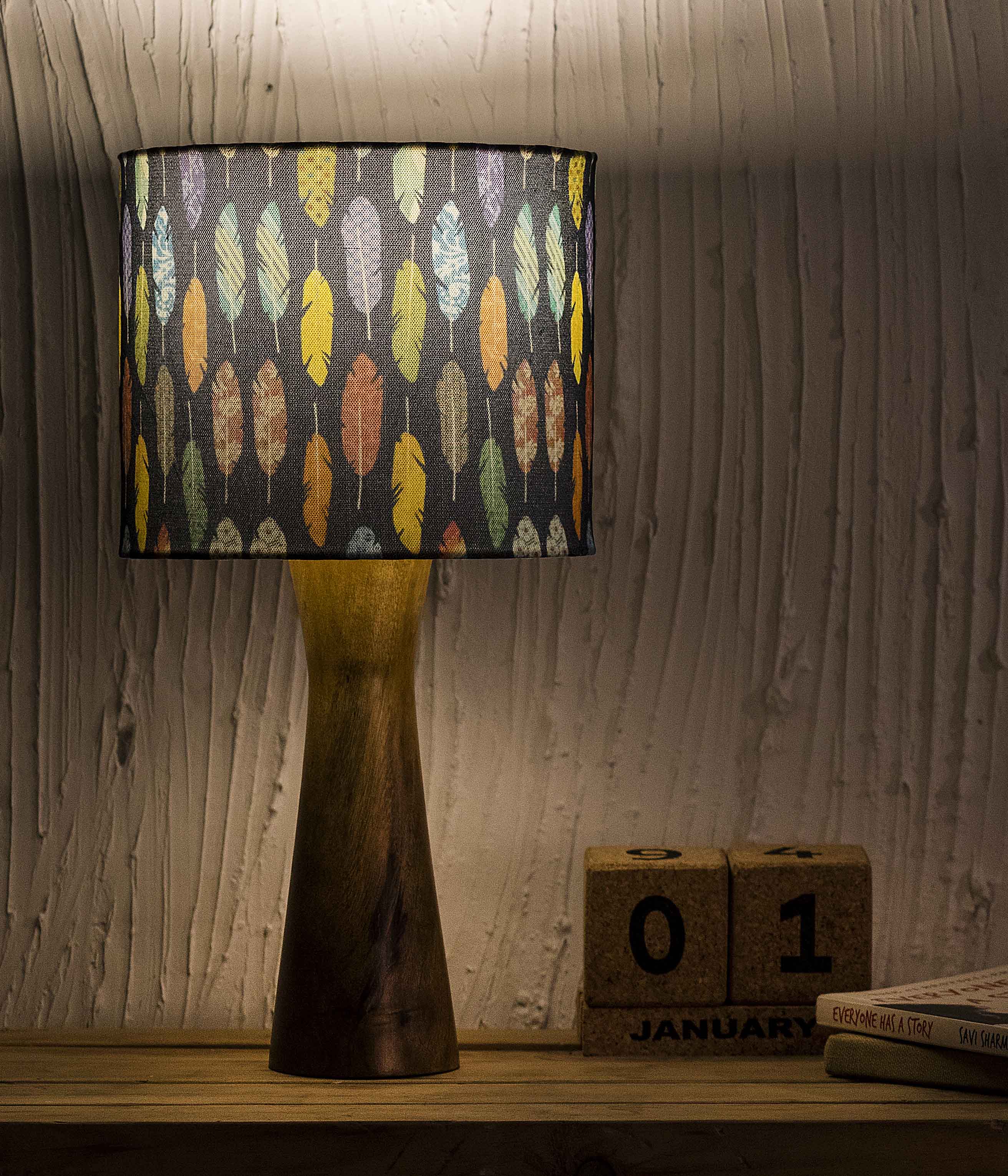 Kavi Feather Wooden Shade Lamp (Round)